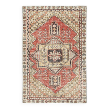 Tapis accent turc vintage. Noué à la main en Turquie. Couleurs beige et rouge.