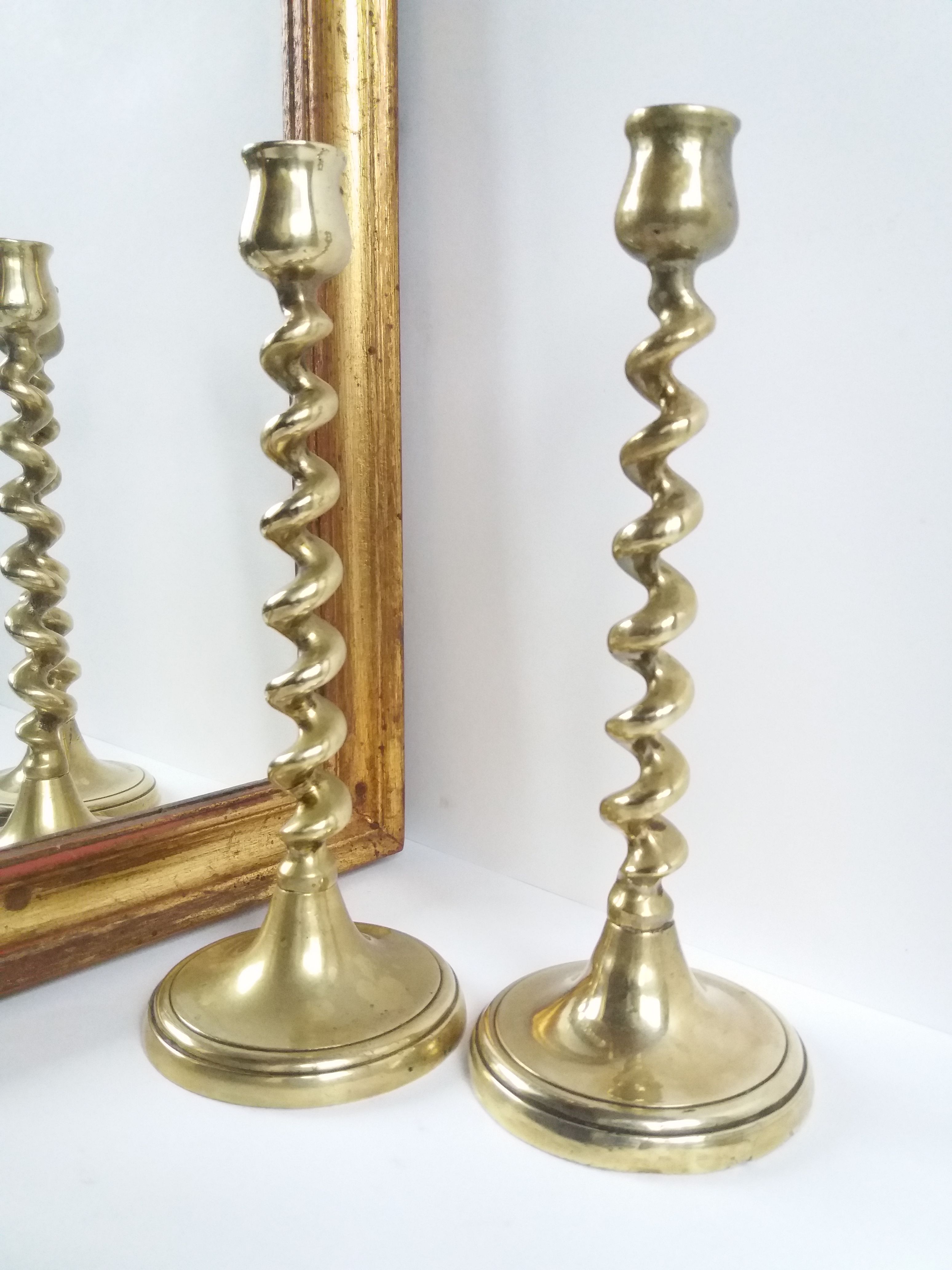 Paire de bougeoirs spirale laiton doré