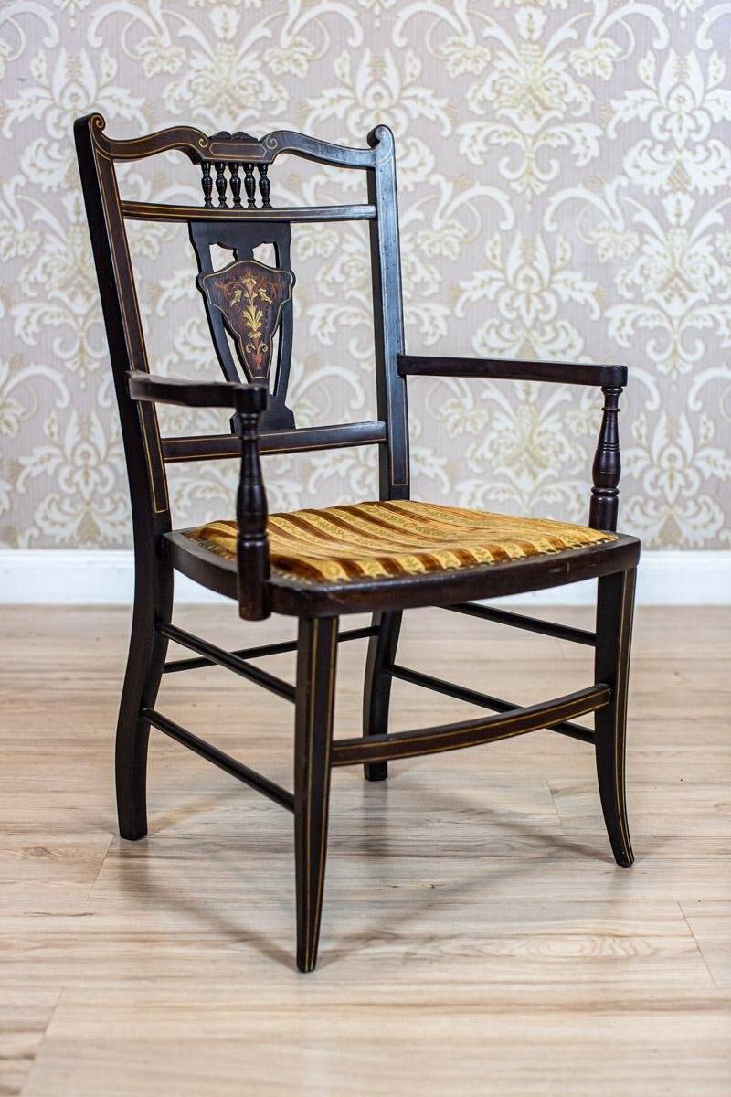 Fauteuil anglais ancien avec dossier décoratif, années 1890.