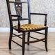 Fauteuil anglais ancien avec dossier décoratif, années 1890.