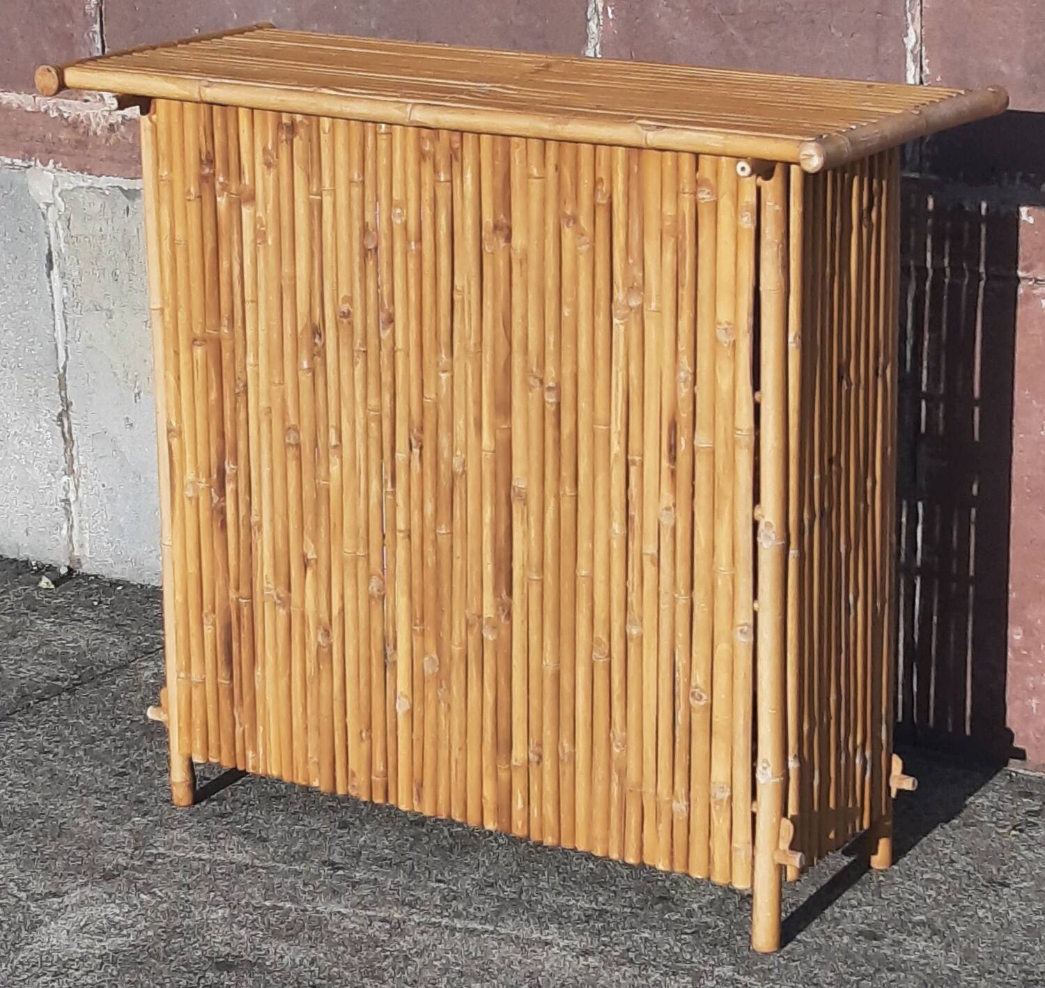 Bamboo counter or bar. (With 2 folding high chairs)