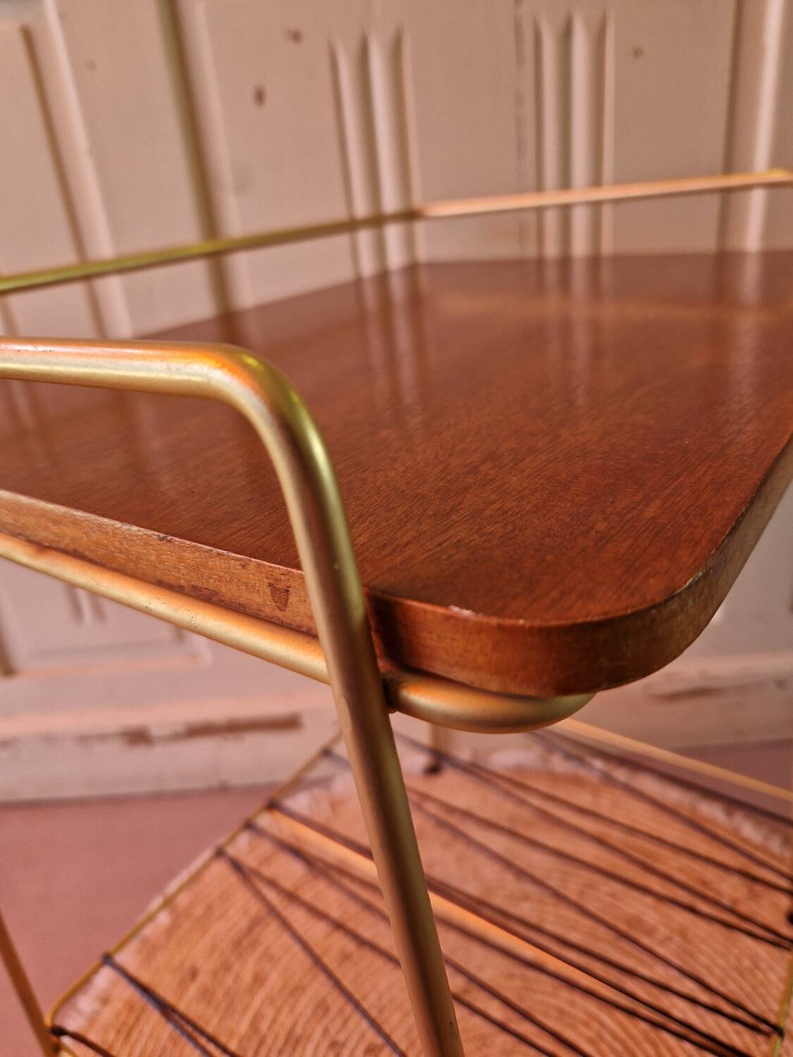 Side table in gold metal and scoubidou