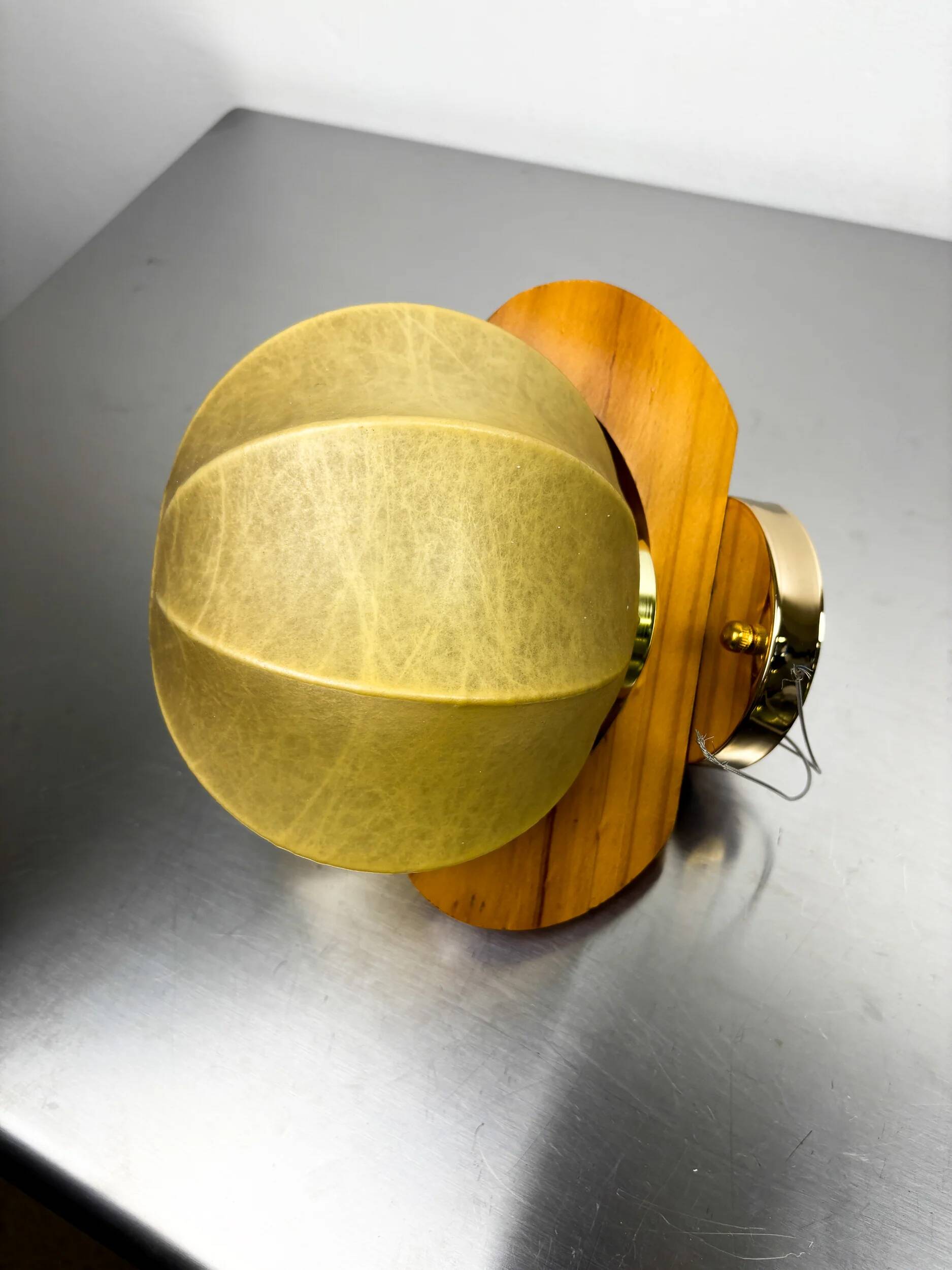 Italian "Cocoon" wall light, resin and pine wood, 1970