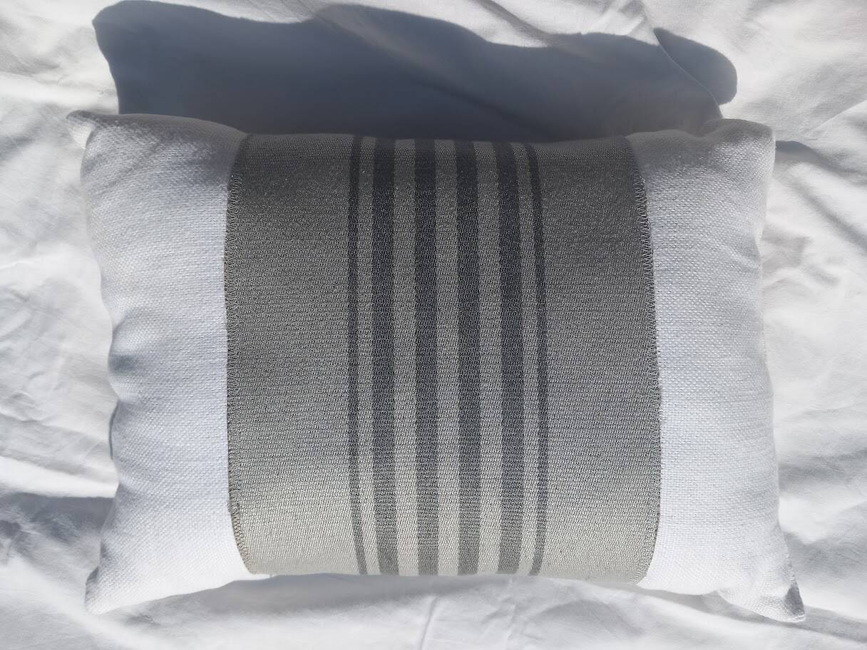 coussin rayé gris