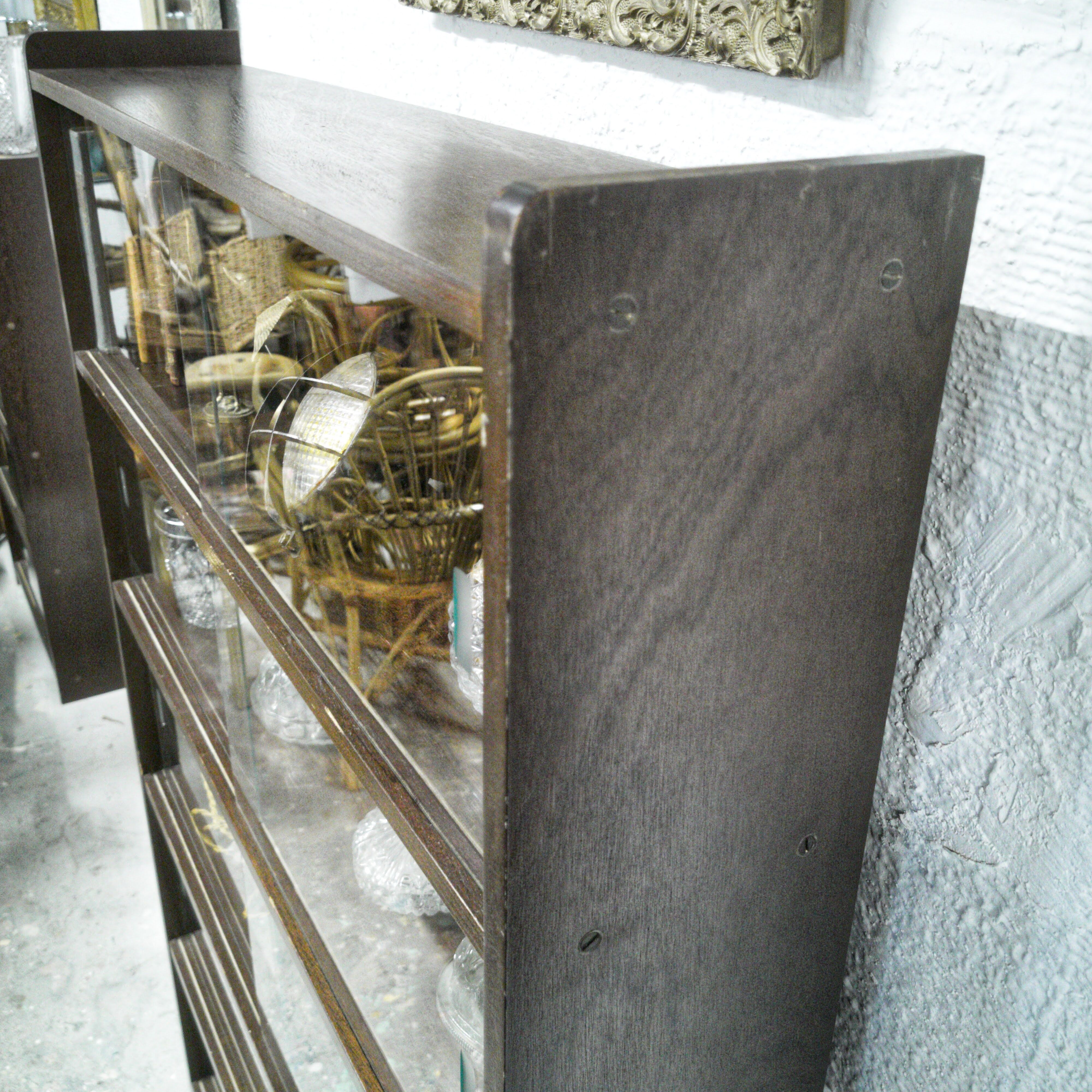 Vintage showcase library