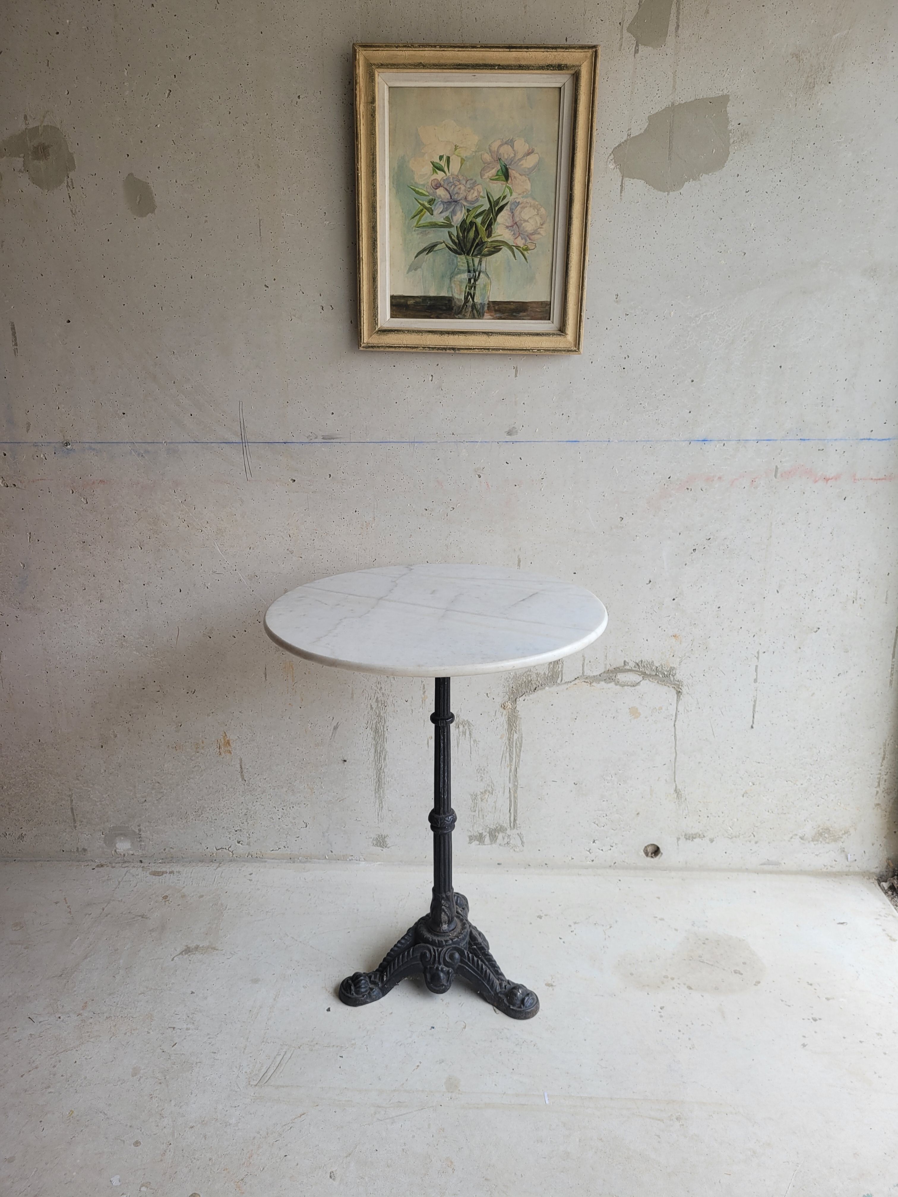 Round table bistro in white marble