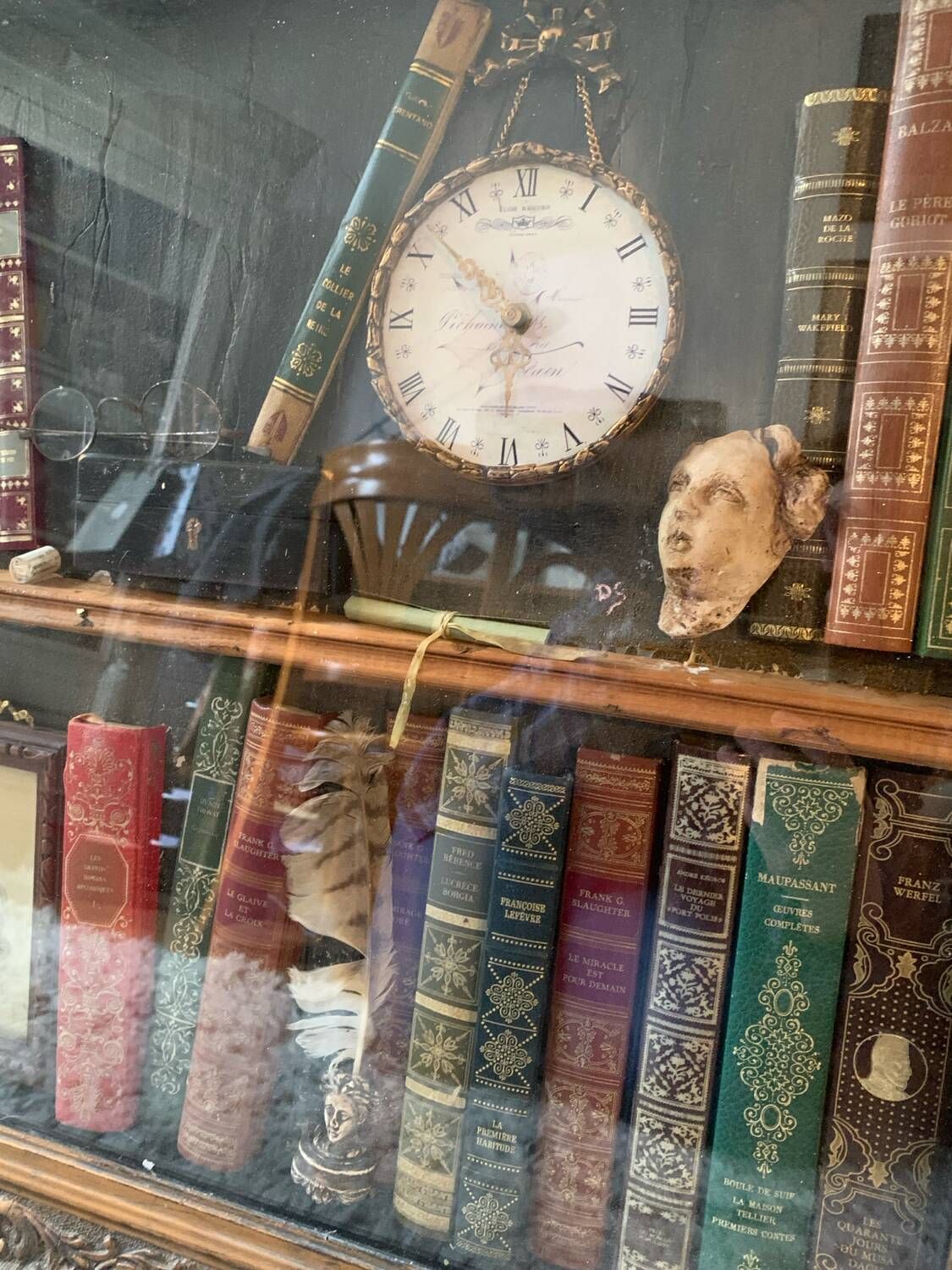 Table display cabinet of curiosities