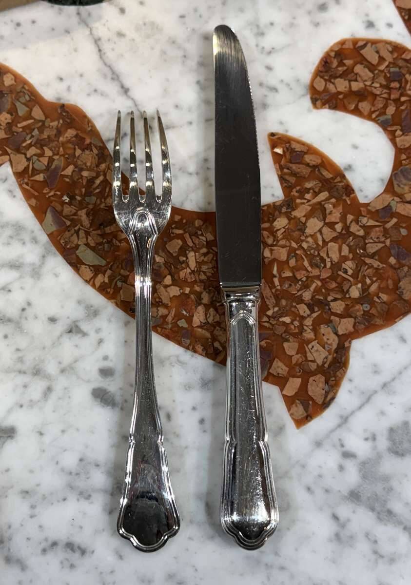 Série de 12 fourchettes et 12 couteaux ERCUIS modèle Contours