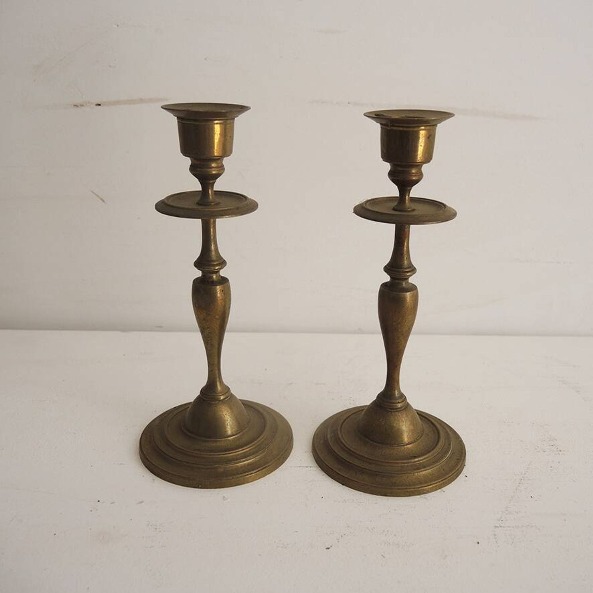 2 anciens bougeoirs en laiton ou bronze