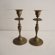 2 anciens bougeoirs en laiton ou bronze