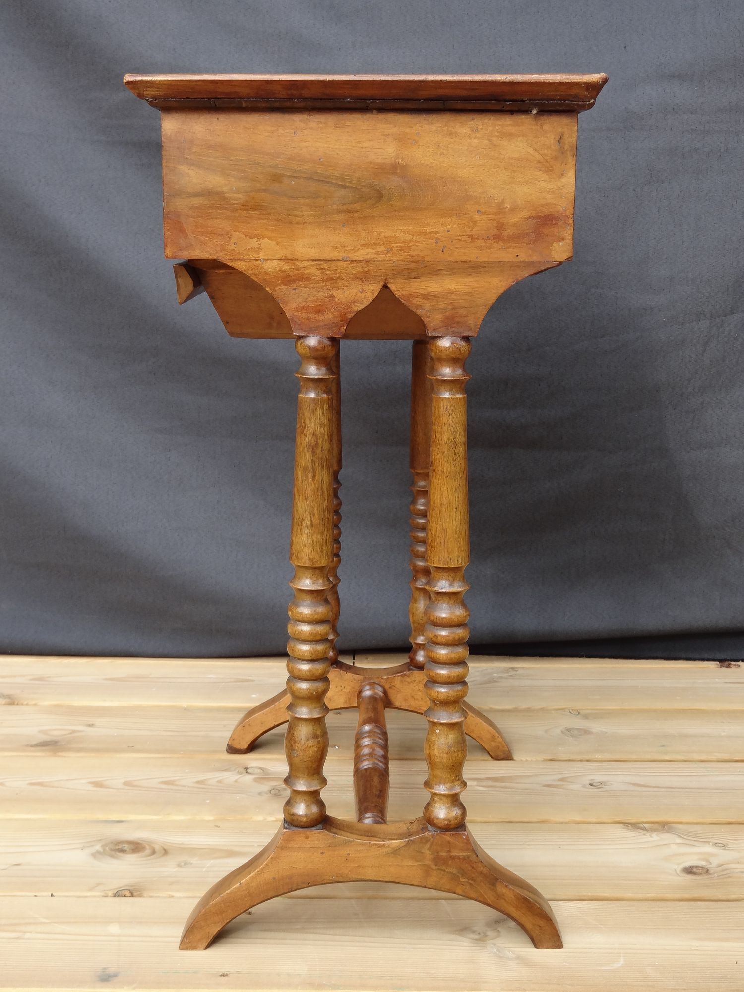 Walnut work table with two drawers, early nineteenth, 46 x 65 cm
