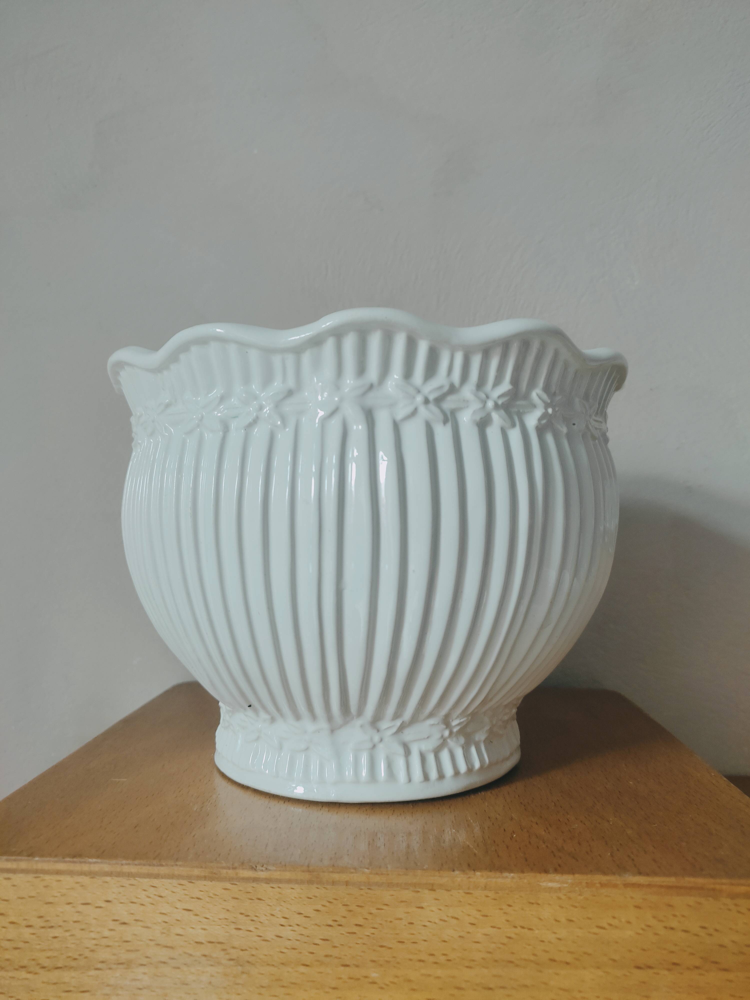 Striated pot cover in white earthenware