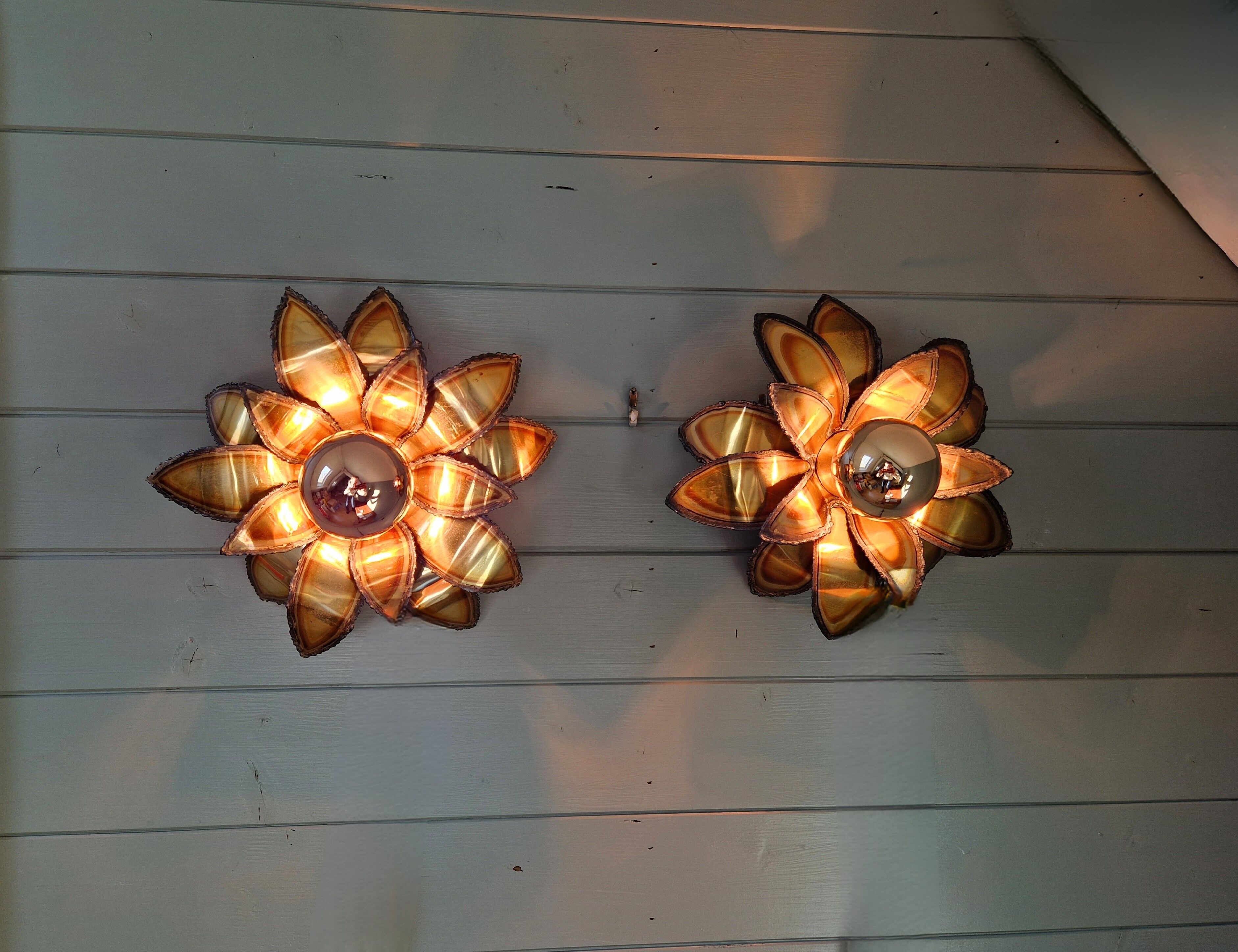 Pair of floral wall sconces in brass, Maison Jansen, 1970.