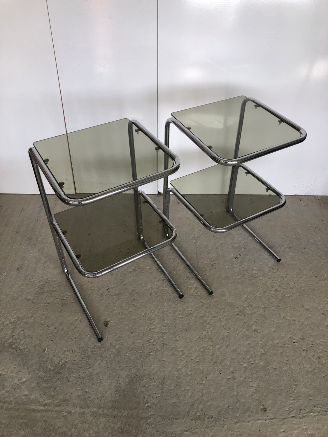 2 tables d’appoint / de chevet en métal chromé plateau en verre fumé Vintage