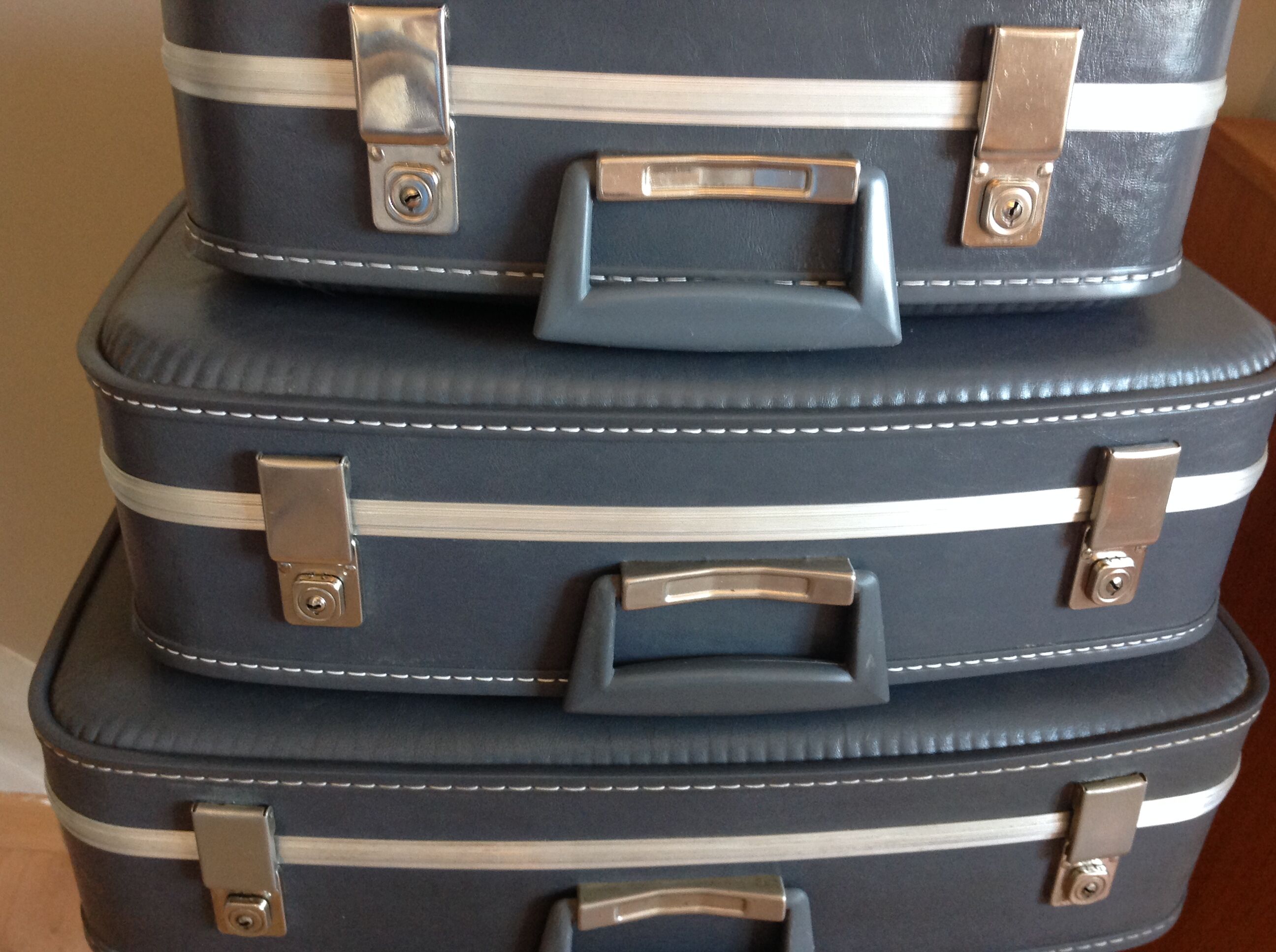 Set of three grey air hostess suitcases / vintage 60s-70s