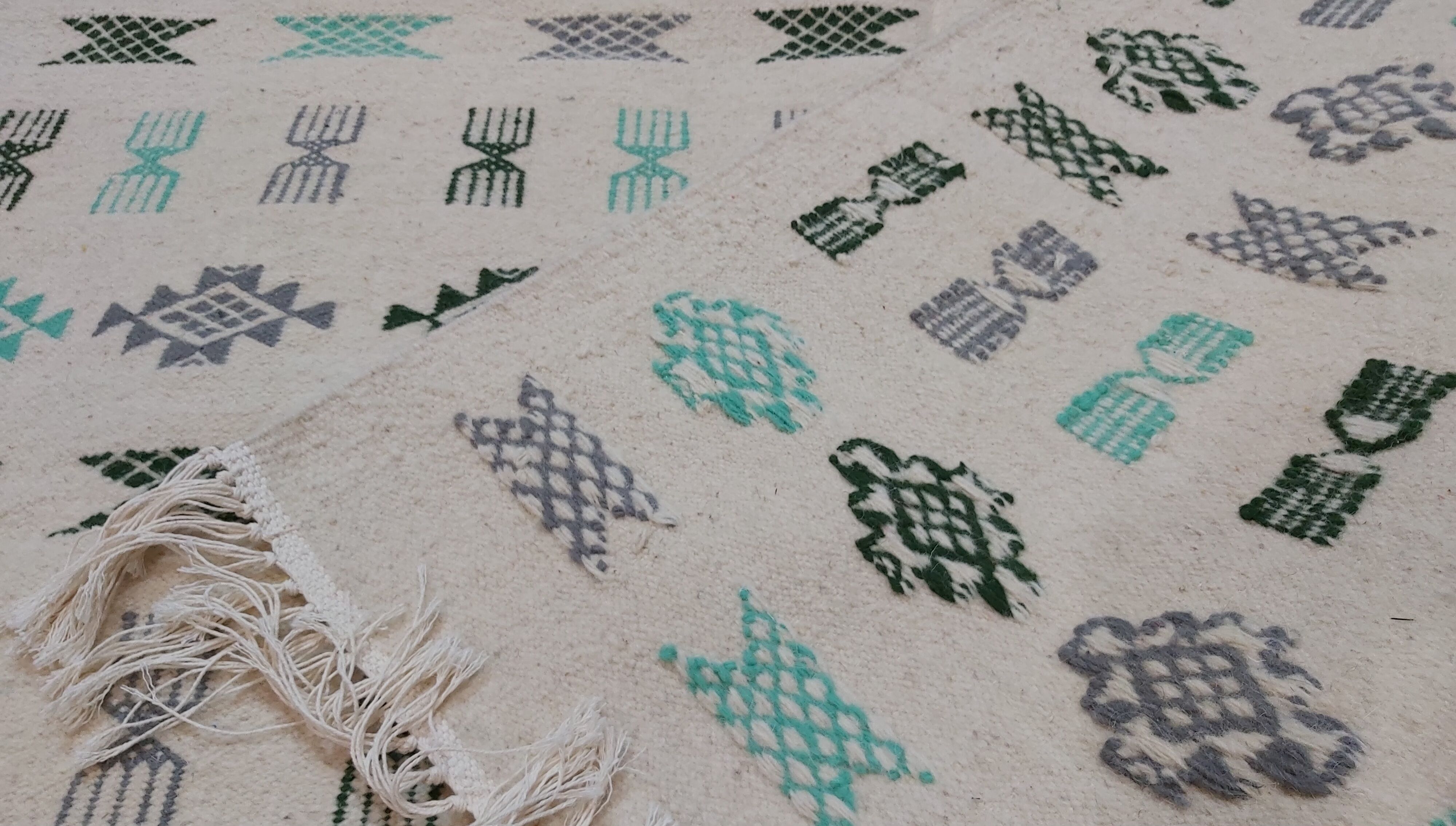 Traditional handmade white carpet 190x145cm