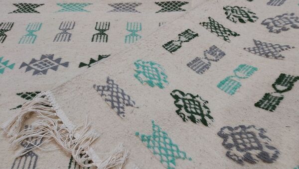 Tapis blanc fait main traditionnel 190x145cm