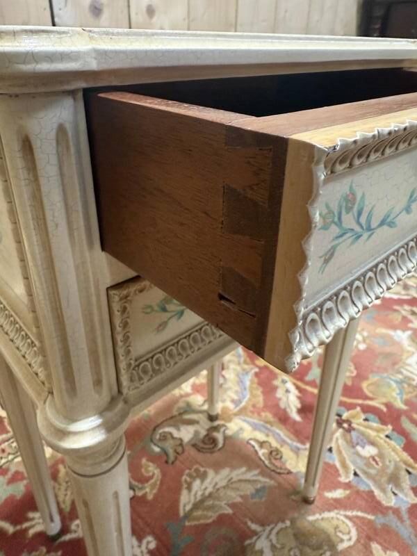 Paire de tables de chevets de style Louis XVI en bois peint