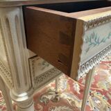 Paire de tables de chevets de style Louis XVI en bois peint