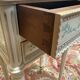 Paire de tables de chevets de style Louis XVI en bois peint