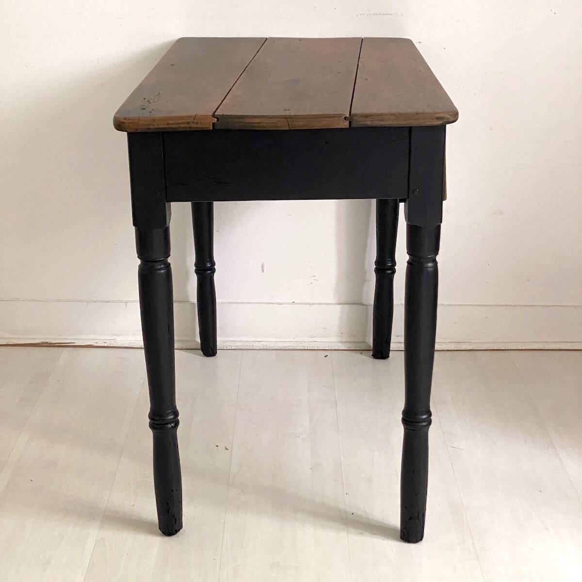 Small 19th-century children's desk in oak.