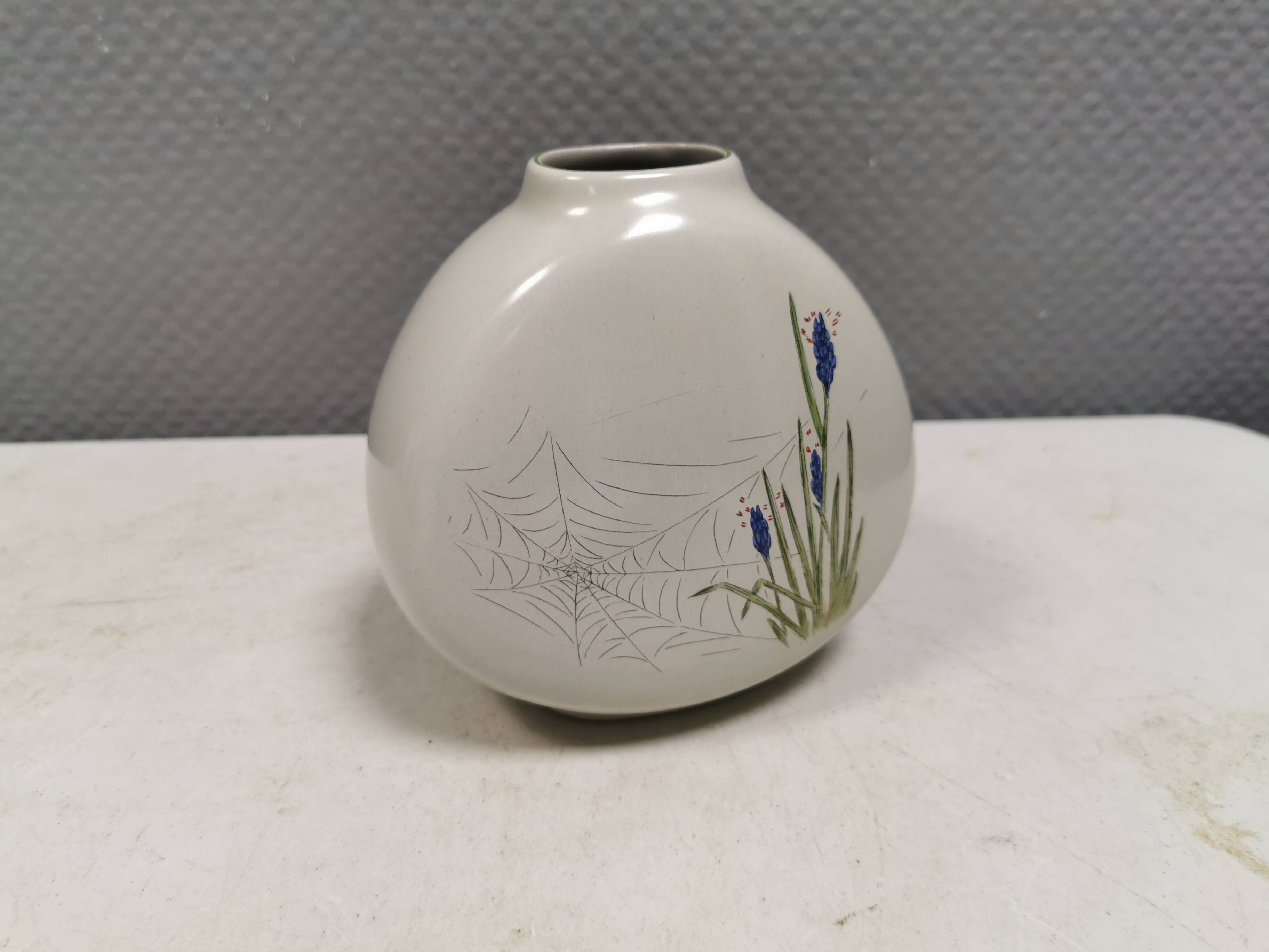 Vase conçue par Johannes Hansen (JH) pour Knabstrup, Danemark, dans les années 1960.