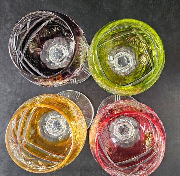 4 verres à vin en cristal taillé coloré