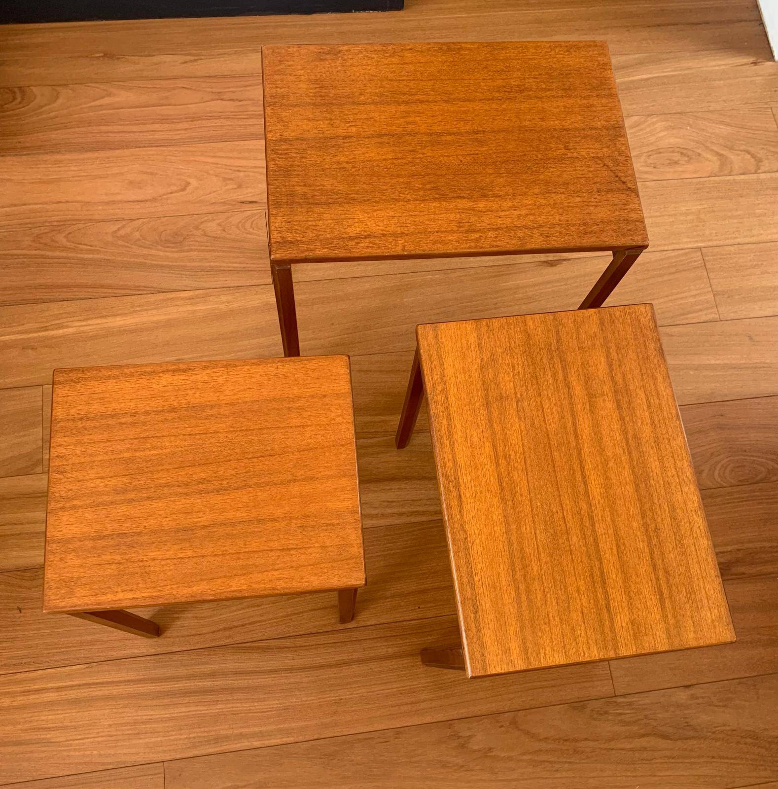 3 tables gigognes en teck massif design McIntosh, années 60