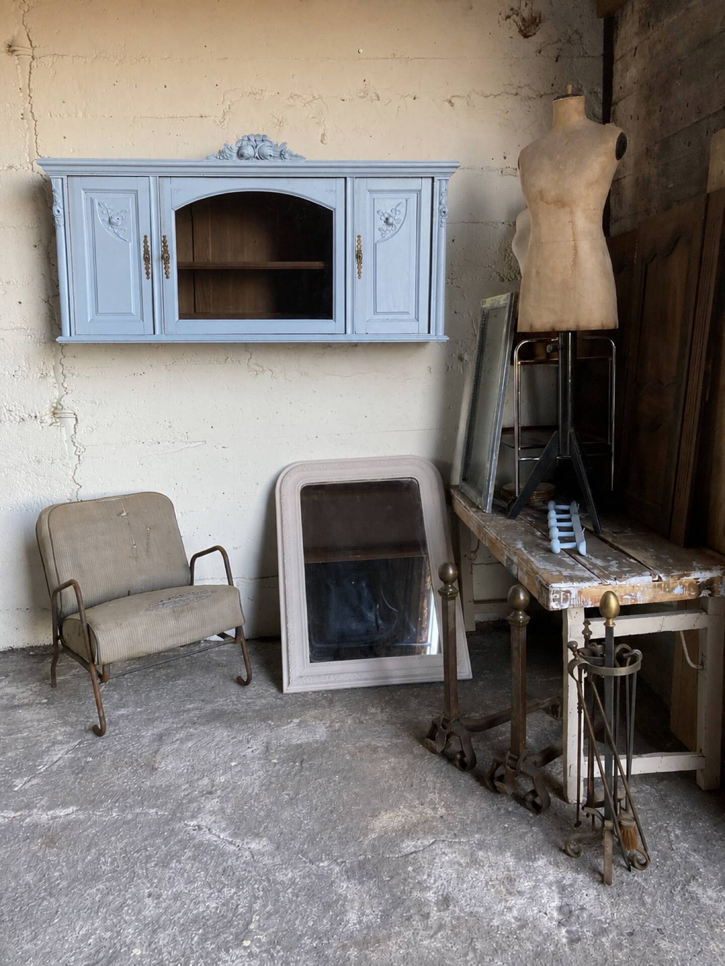 Hanging cupboard from the 1930s-1940s