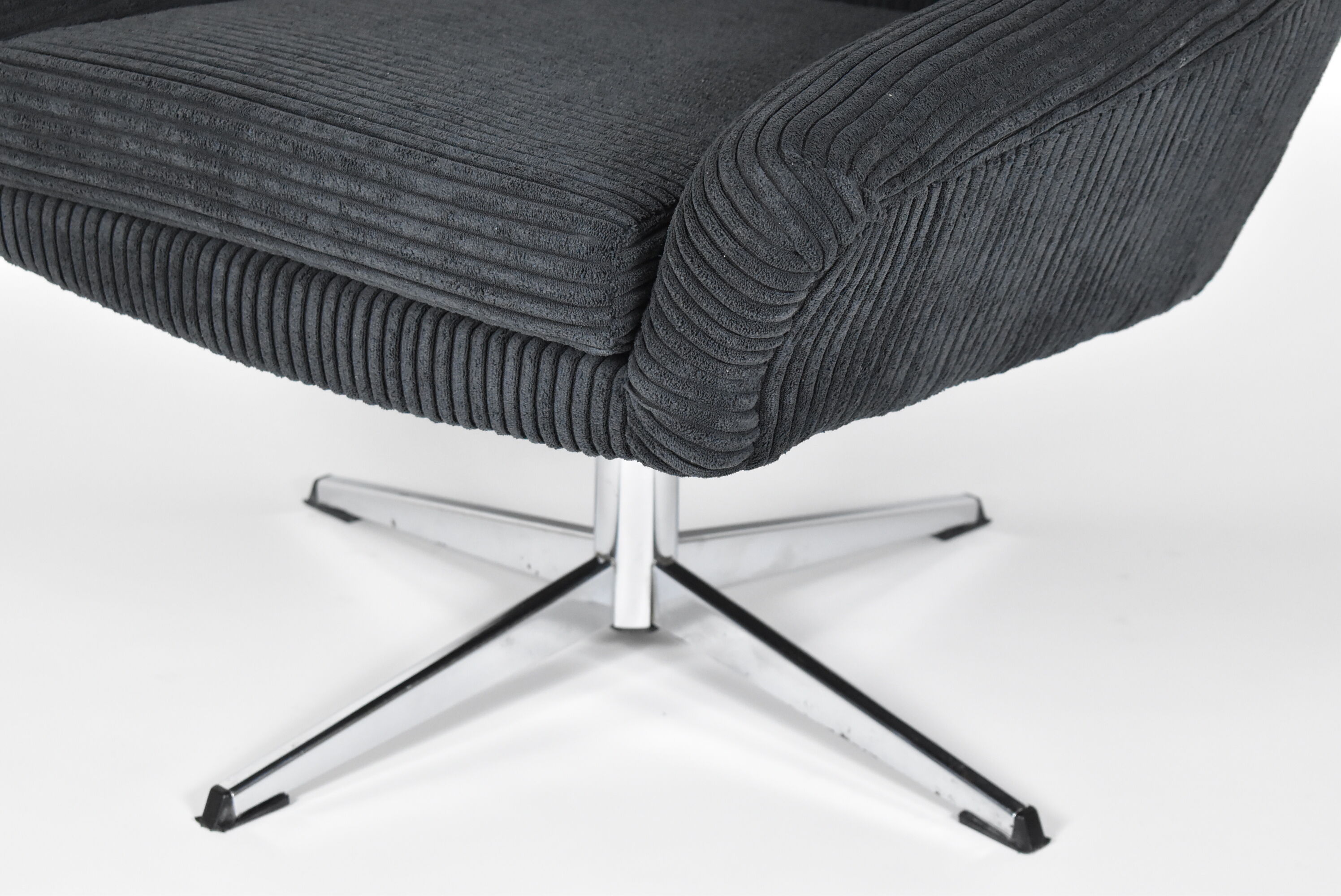 Mid-century armchair Shell, Deutsche Democratic Republic, DDR, 1960s, Black Cord, Chrome