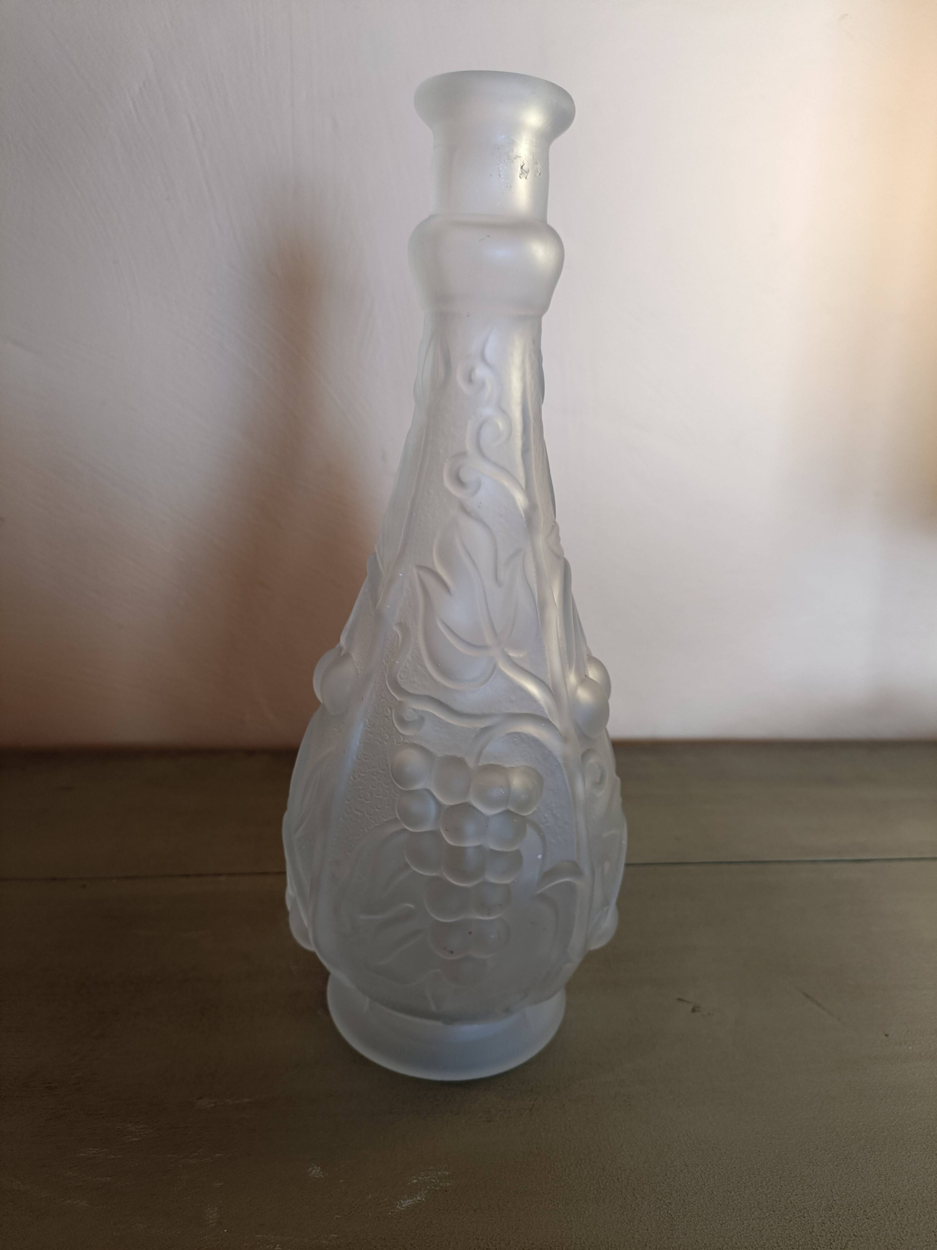 Vase en verre moulé pressé satiné art déco