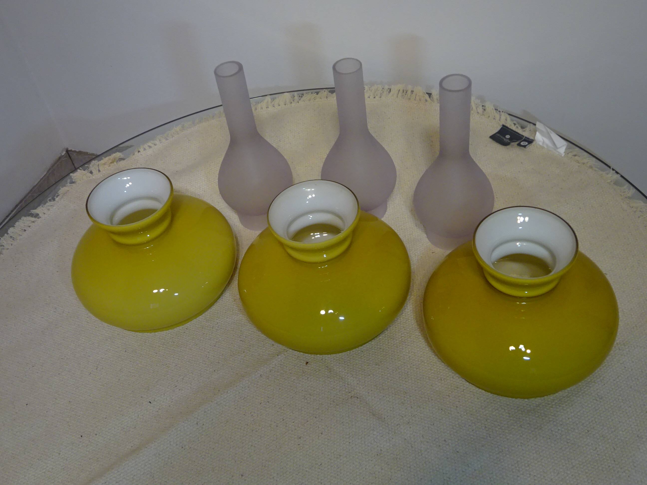 Large 3-light chandelier in glass, opaline and brass