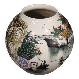 Vase en céramique chinoise peinte et émaillée