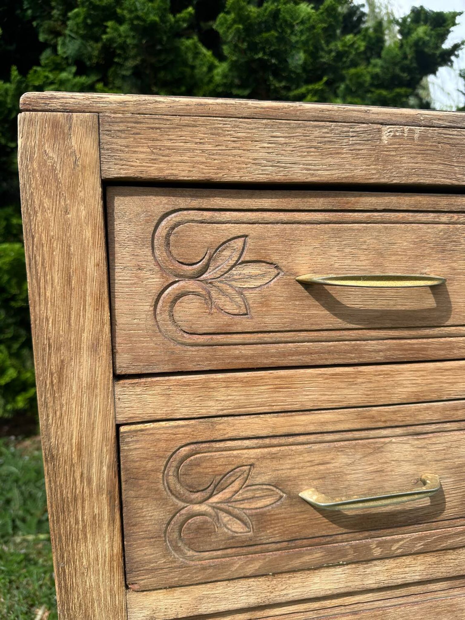 Commode vintage en bois massif sculpté – 4 tiroirs