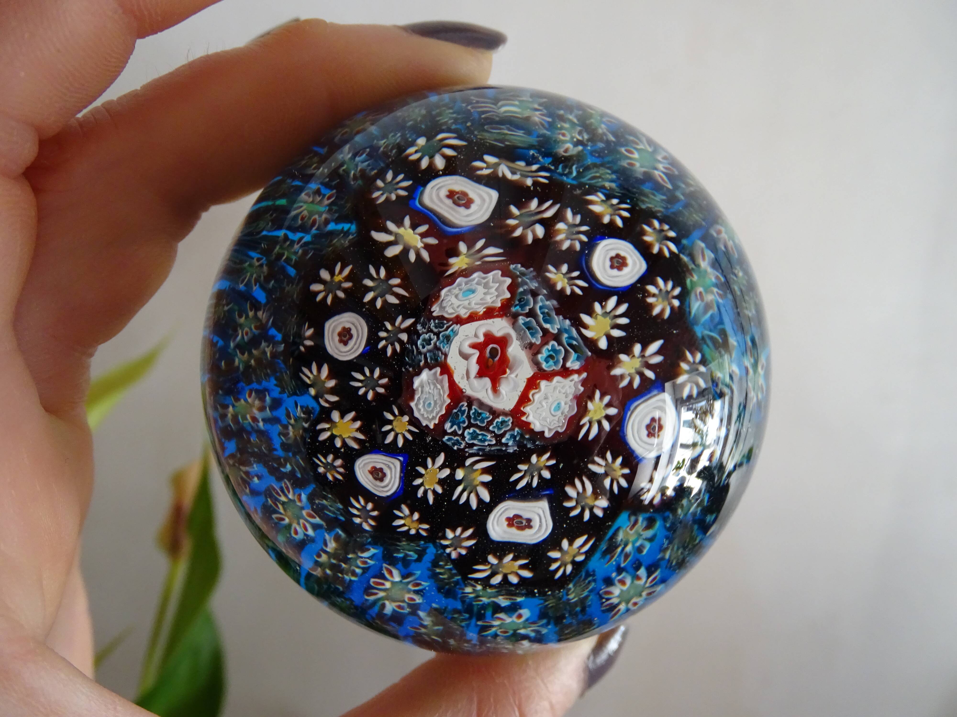 Millefiori Murano paperweight - Blue background - Ø 6,5 cm