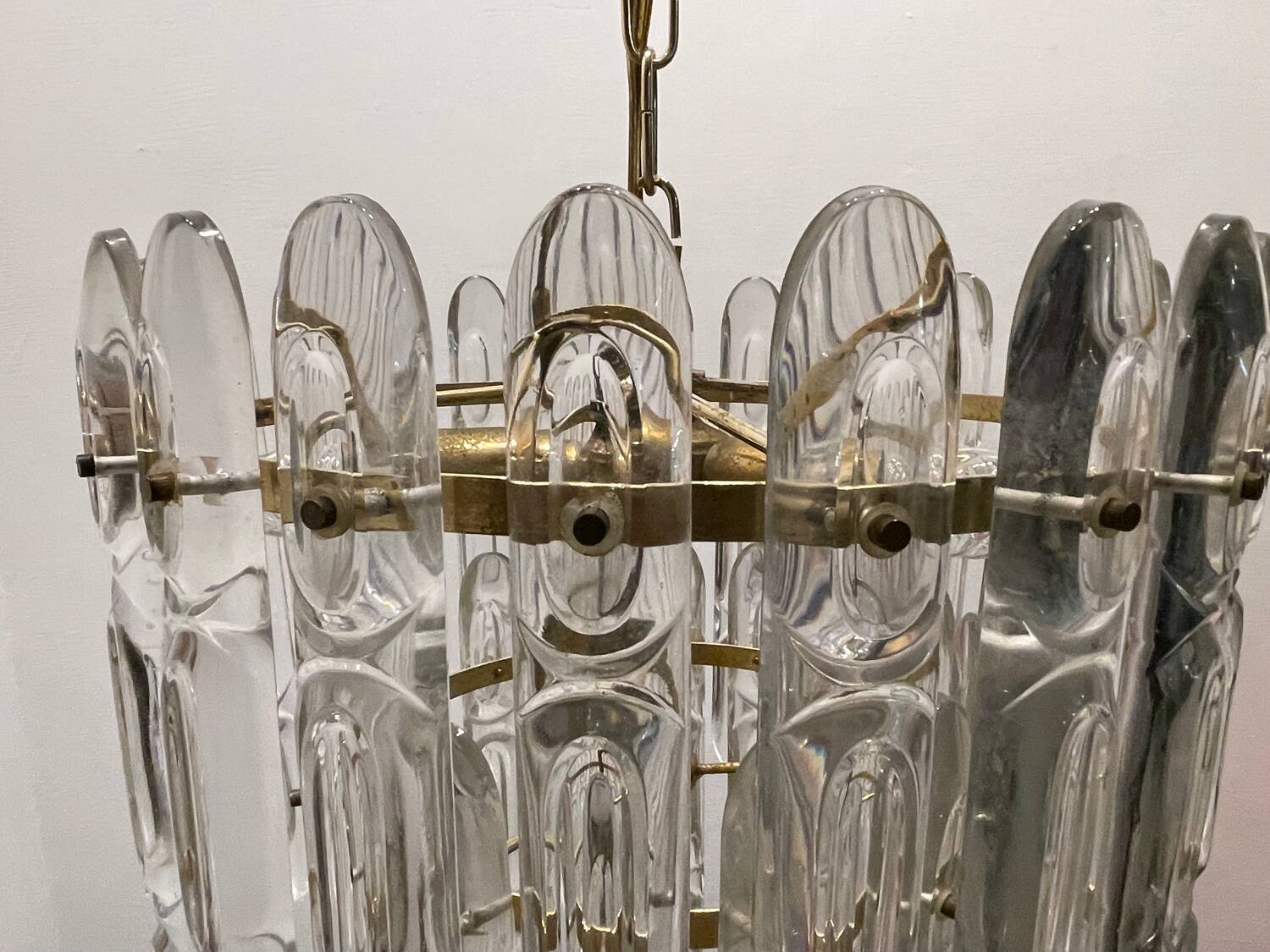 Lustre en cristal et laiton des années 1970