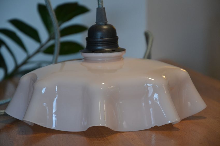 Suspension vintage en opaline rose pâle effet drapé