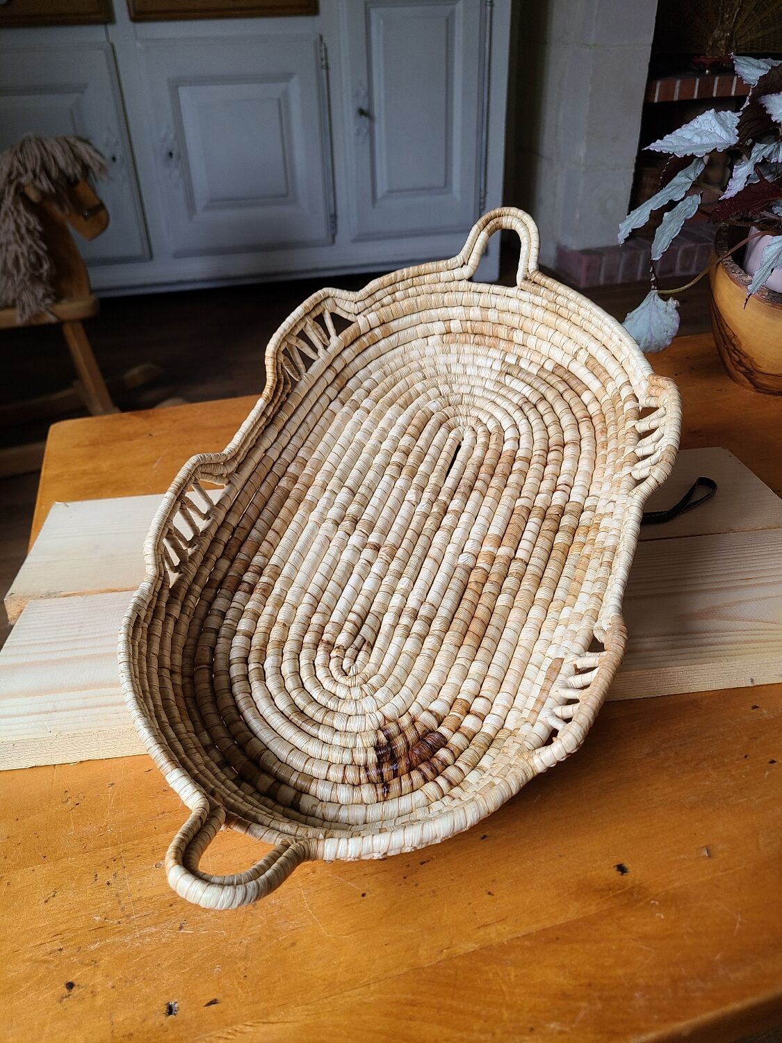 Braided basket in natural fiber, free form, vintage