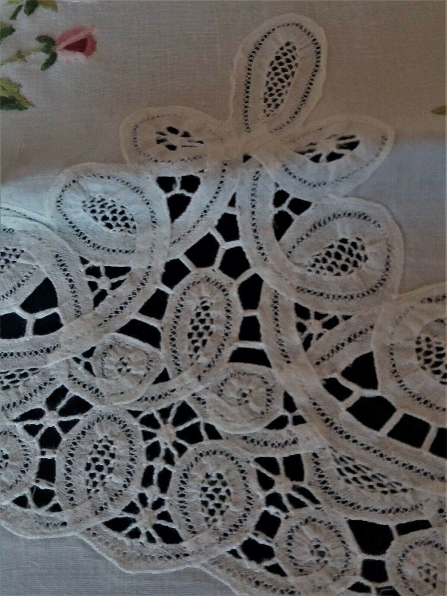 Linge de table nappe ronde huit serviettes dentelle de Luxeuil lin