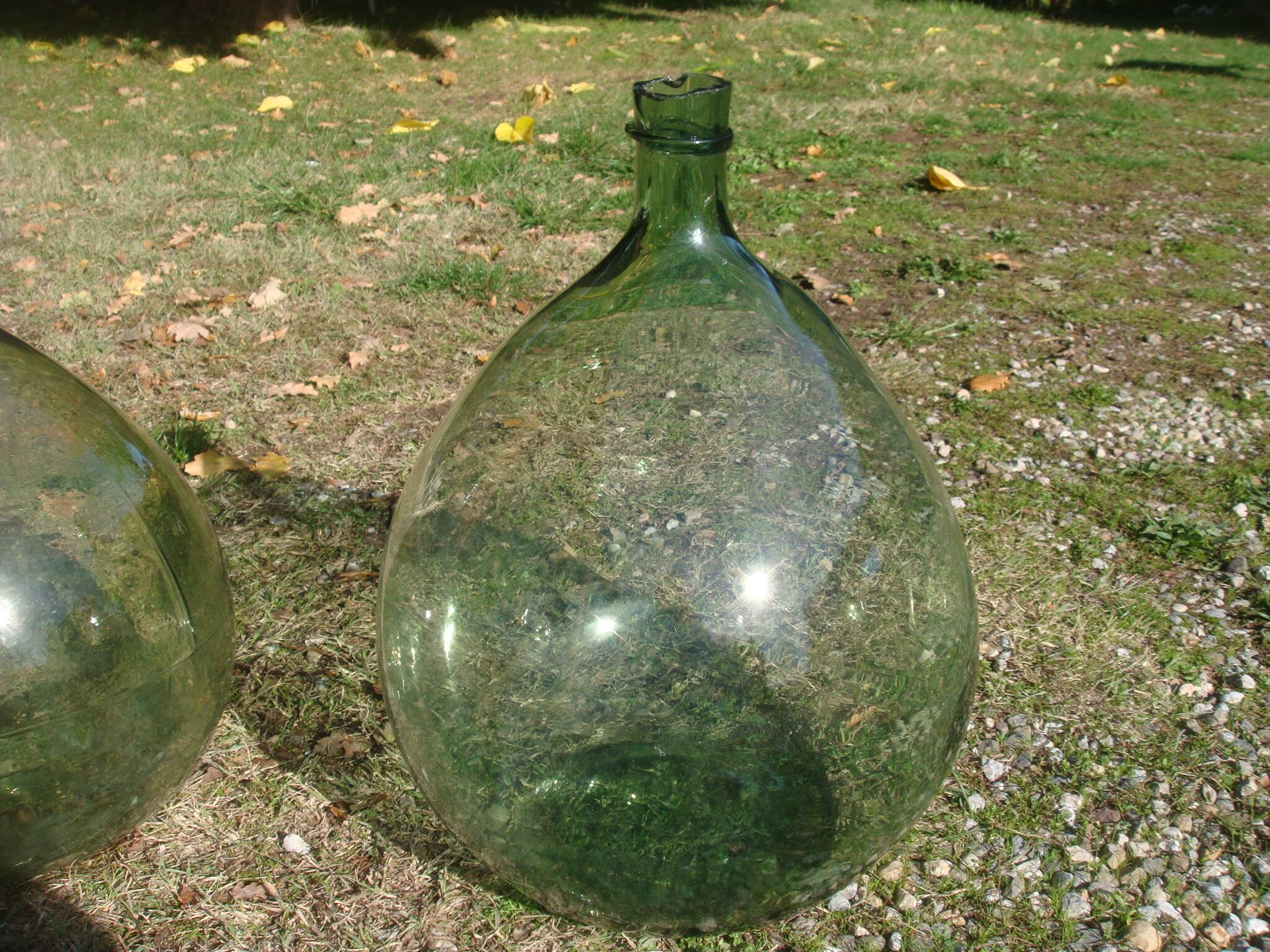 Great demijohn in blown glass