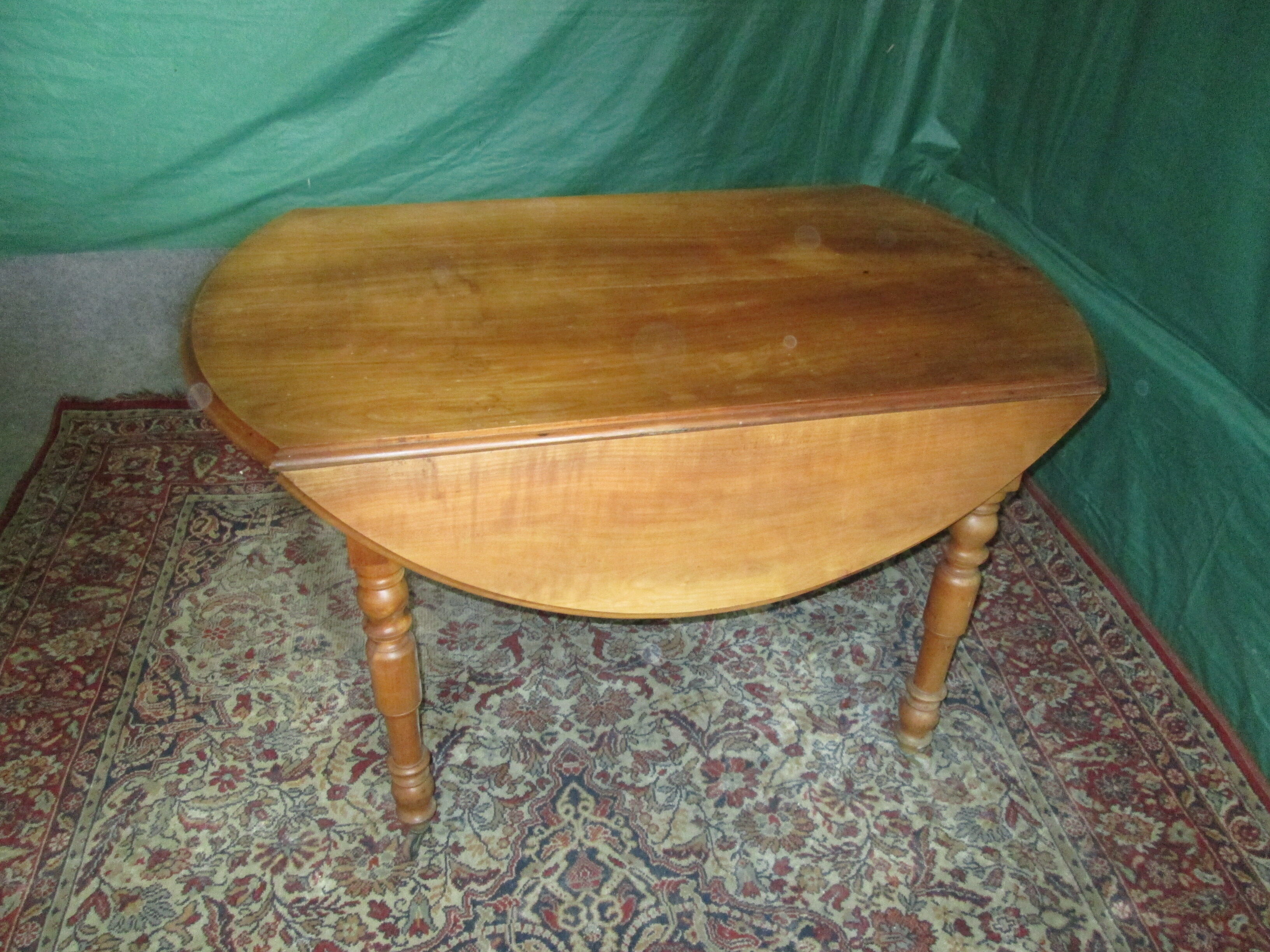 Round table in solid cherry