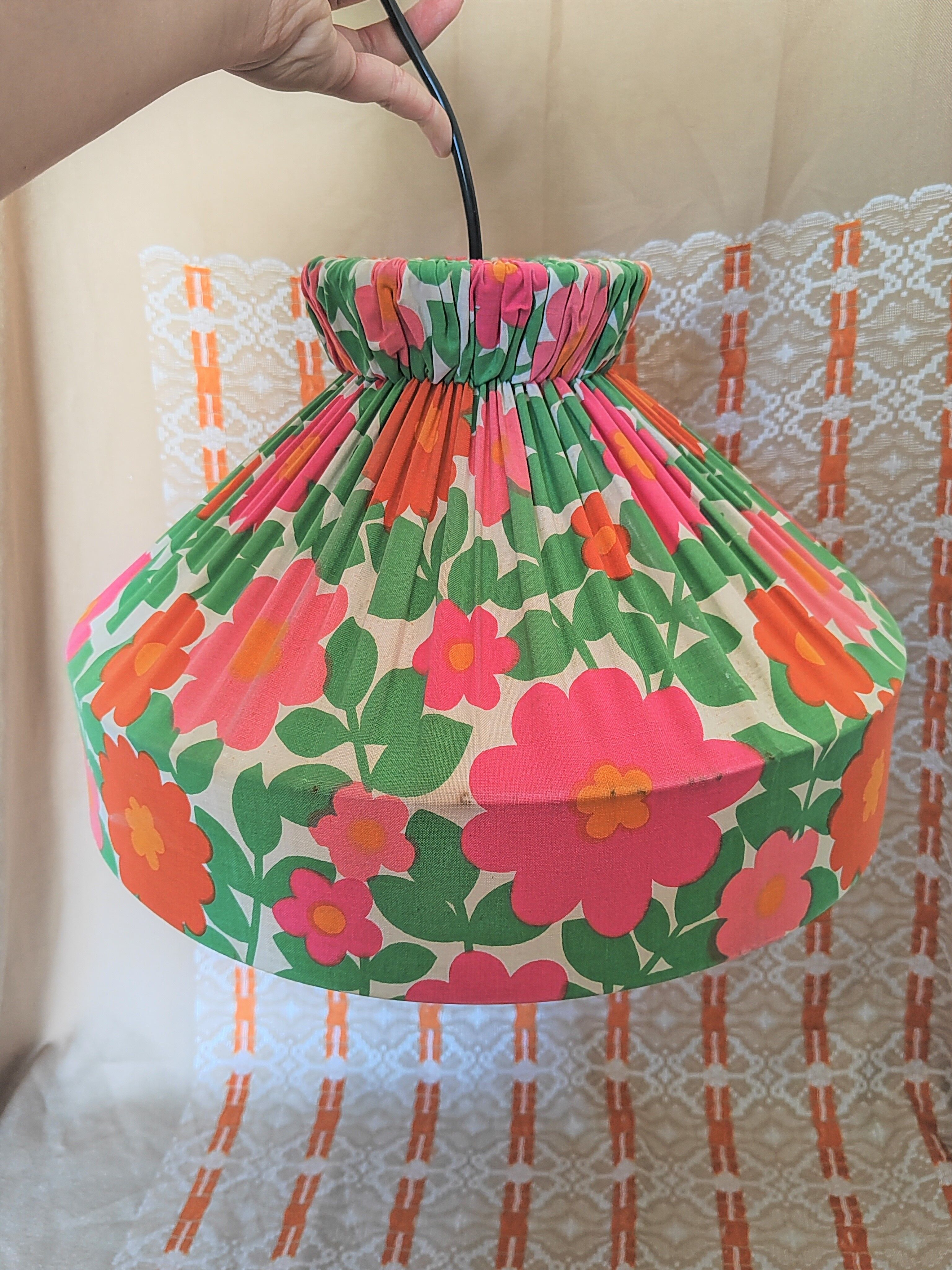 Suspension "kitch" in floral fabric