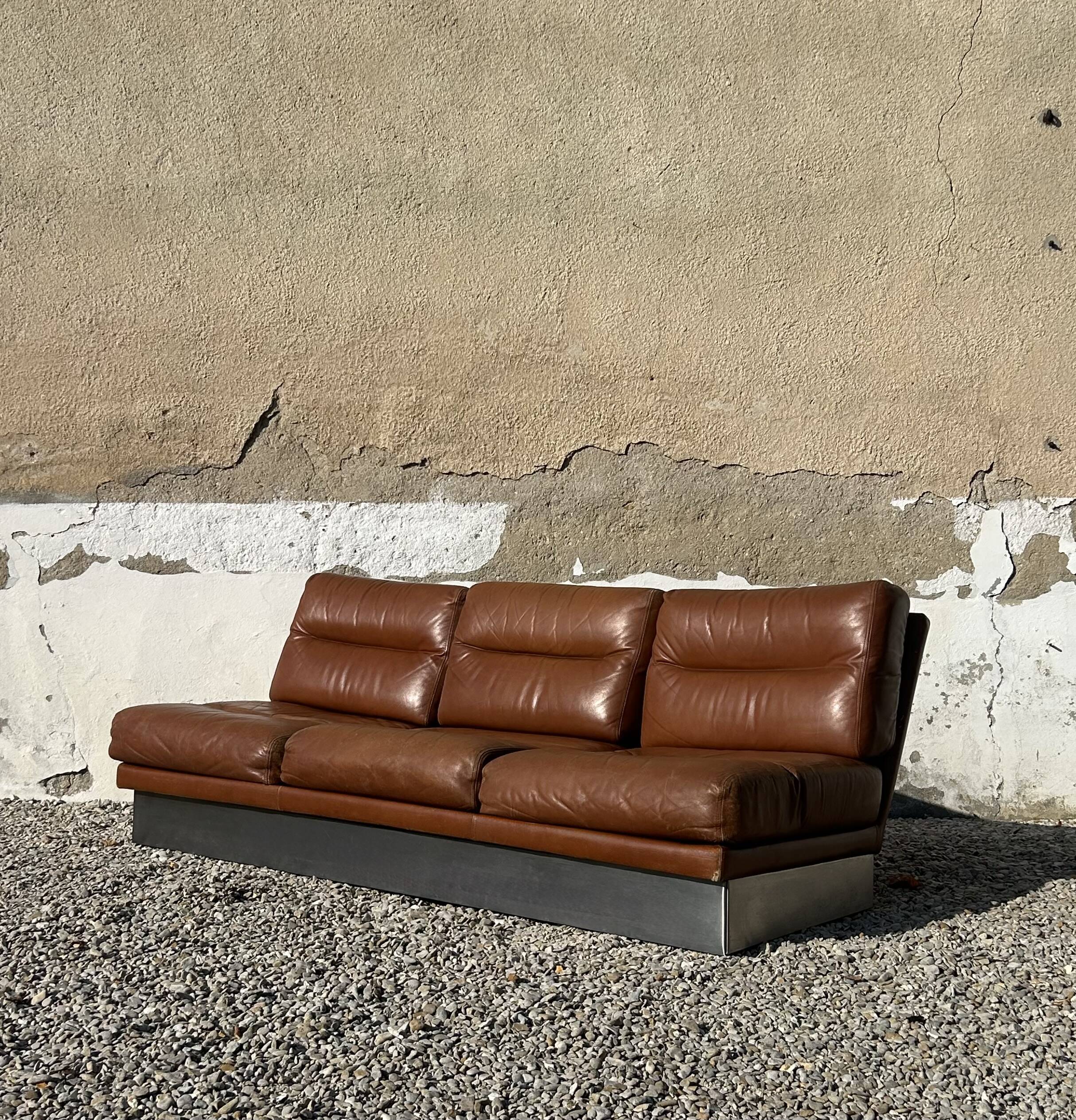 Three-seater canapé in brushed aluminium and brown leather, France, 1970.