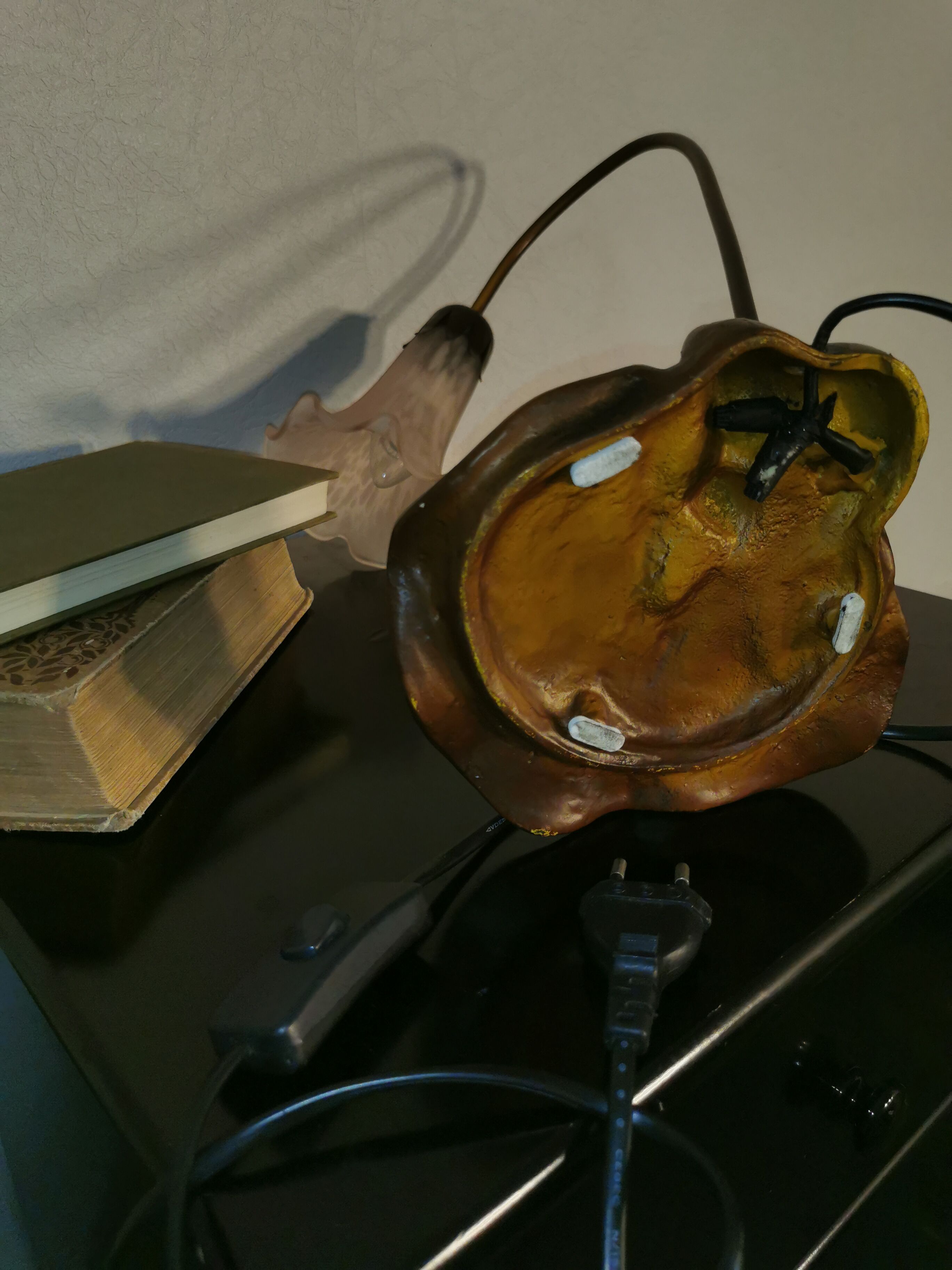Lampe nénuphar en laiton et pâte de verre, style art nouveau.