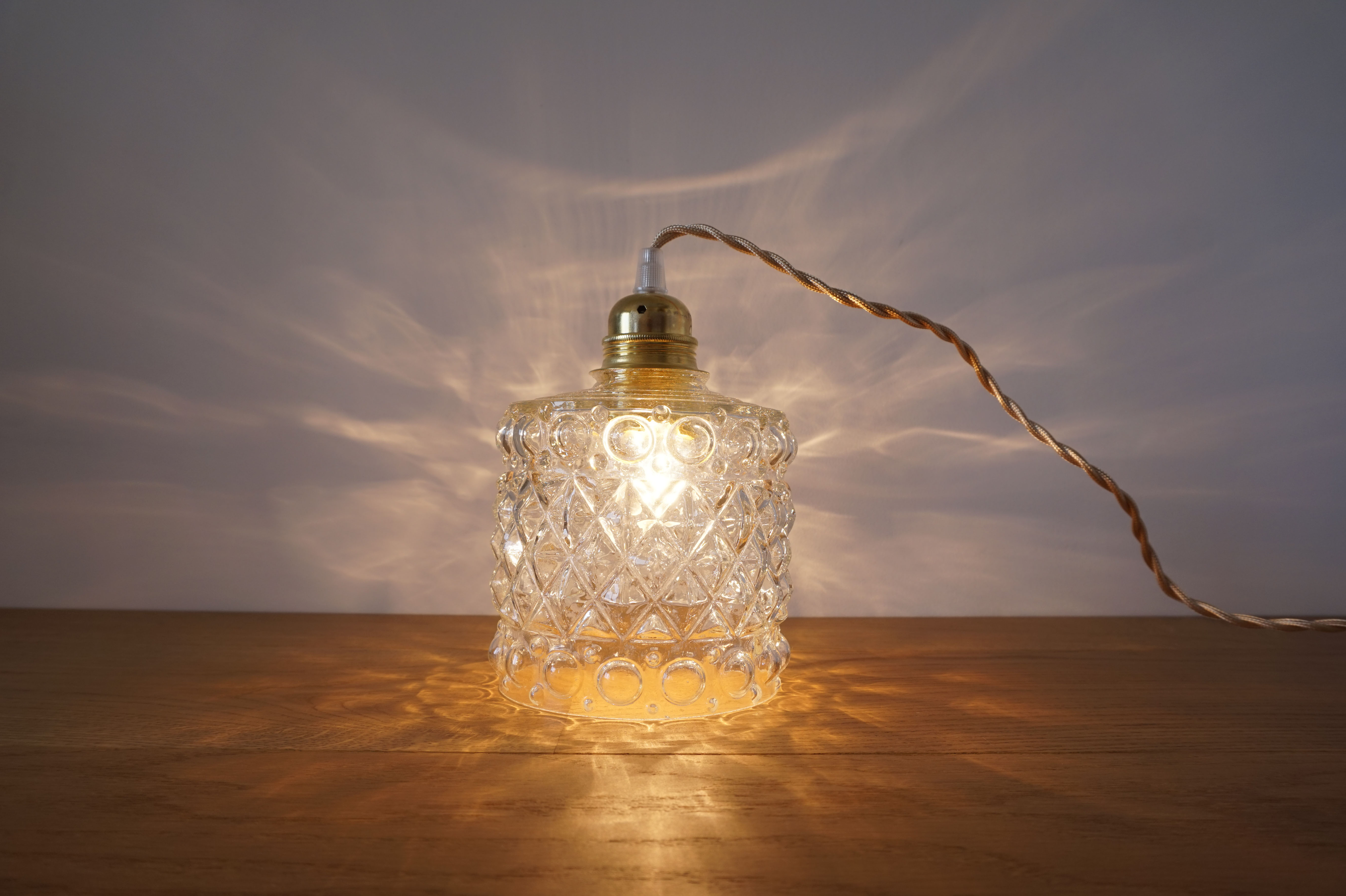 Suspension ballad molded glass globe