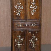 19th-century Chinese cabinet inlaid with mother-of-pearl
