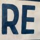 Panneau de signalisation vintage, en bois peint, centre ville.