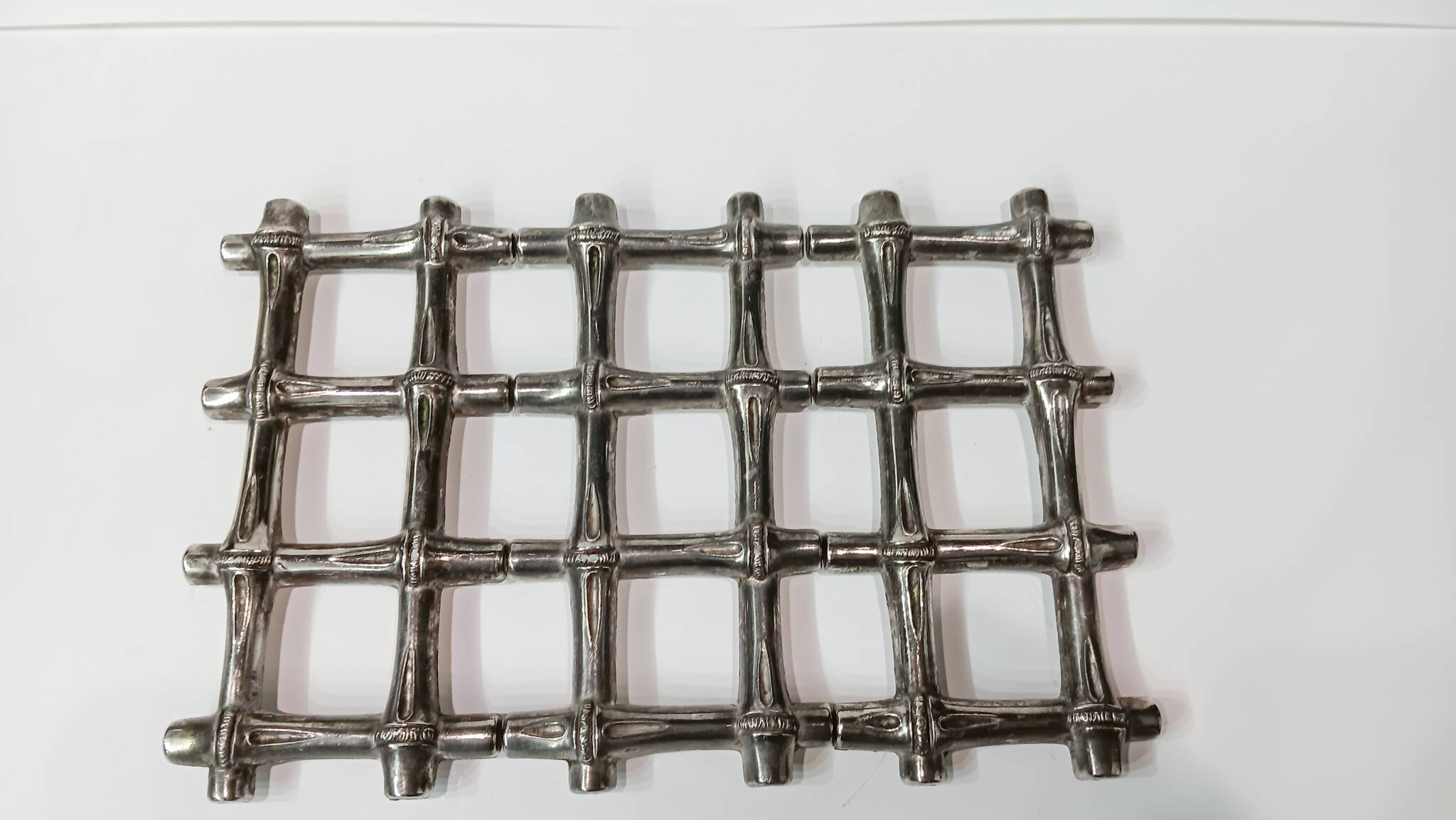 Expandable trivet in silver metal imitation bamboo