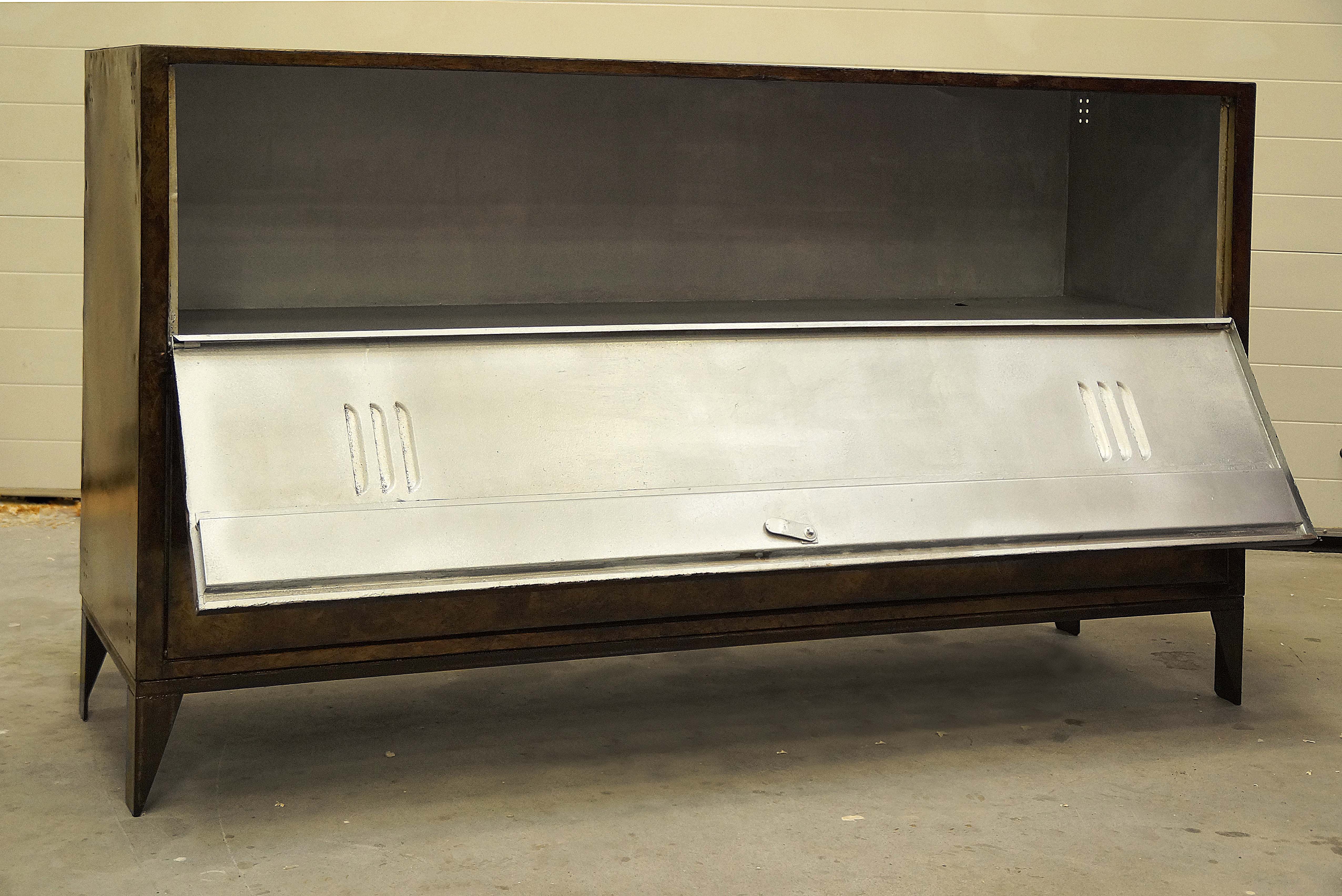 Metal buffet