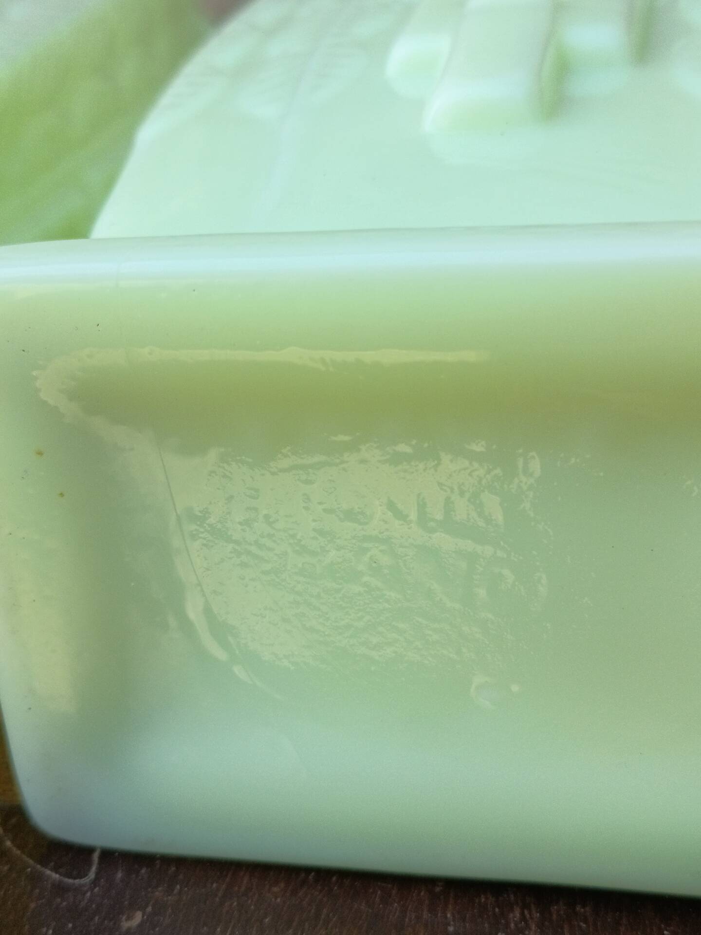 Paire de vases Art Déco en opaline uranifère vers 1930